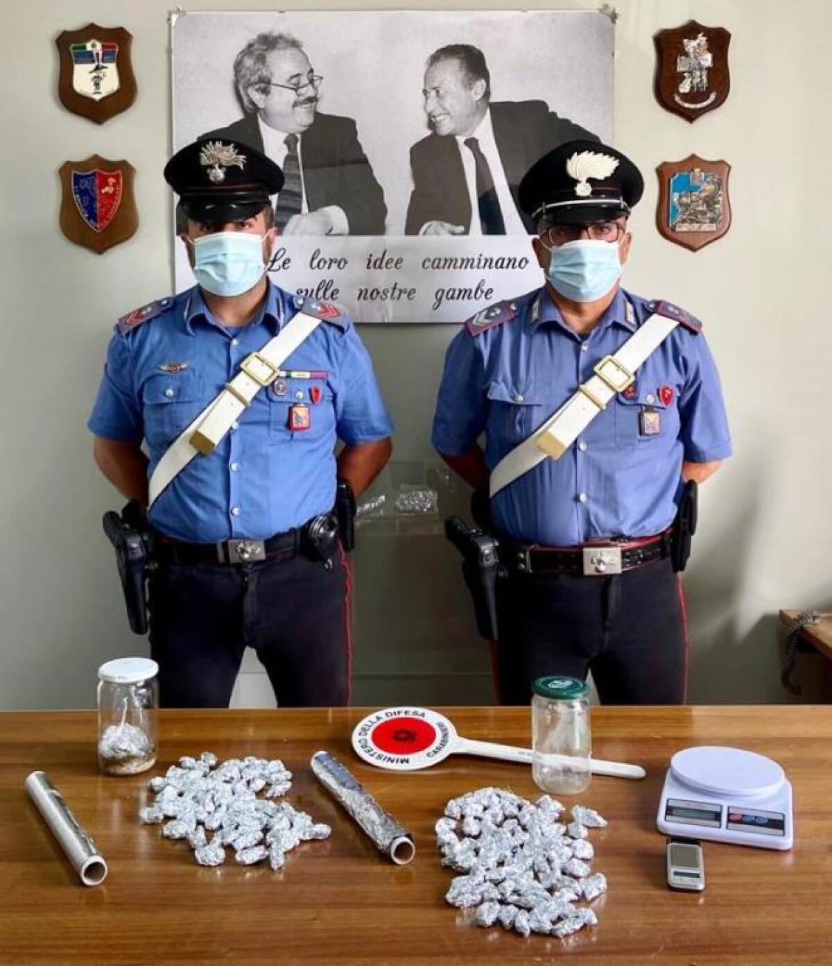 BRONTE . NASCONDEVA LA DROGA SOTTO LE PIETRE: UNO SPACCIATORE ARRESTATO ED UN DENUNCIATO - 