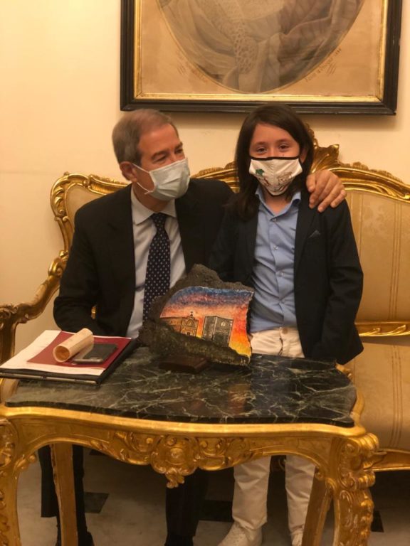 PALERMO, GIOVANE PATERNESE INCONTRA IL PRESIDENTE DELLA REGIONE E GLI DONA UNA DECORAZIONE CHE RAFFIGURA UNA PARTE DI PATERNO' - LE FOTO