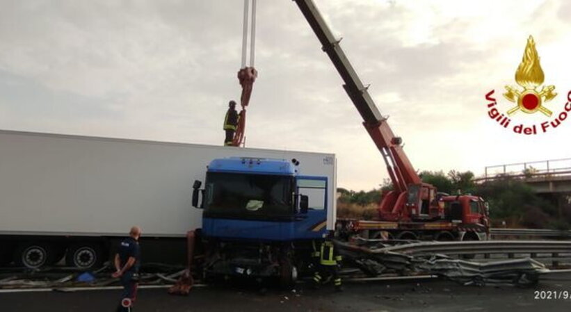 TIR FINISCE CONTRO UN GUARD-RAIL SULLA SIRACUSA CATANIA, FERITO CONDUCENTE