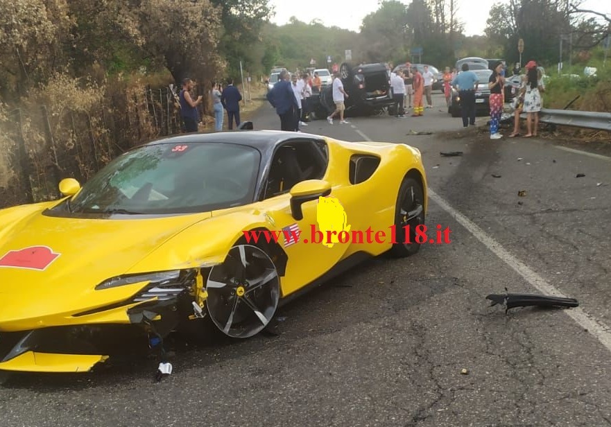 LINGUAGLOSSA: FERRARI SI SCONTRA CONTRO UNA JEEP CHE SI RIBALTA -LE FOTO
