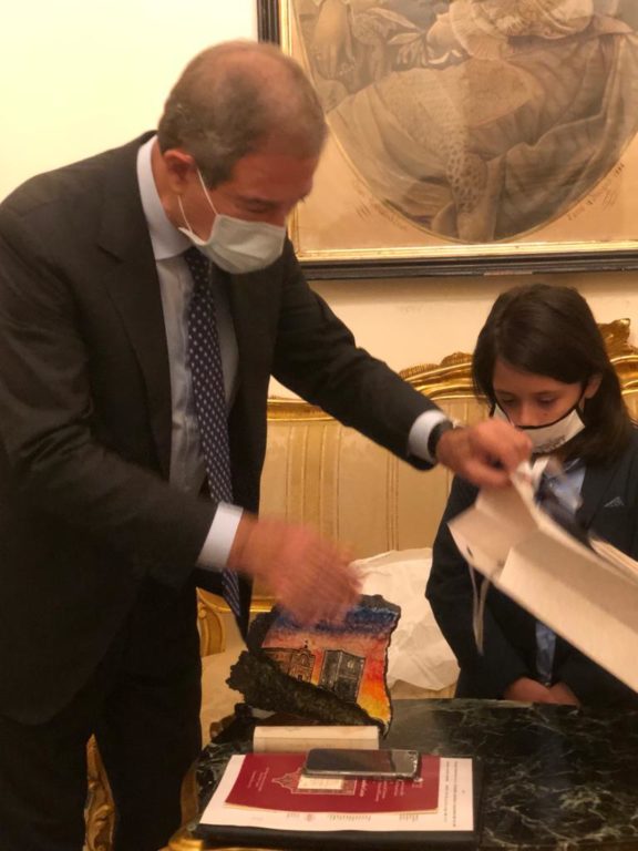 GIOVANE PATERNESE INCONTRA IL PRESIDENTE DELLA REGIONE E GLI DONA UNA DECORAZIONE CHE RAFFIGURA UNA PARTE DI PATERNO’ – LE FOTO