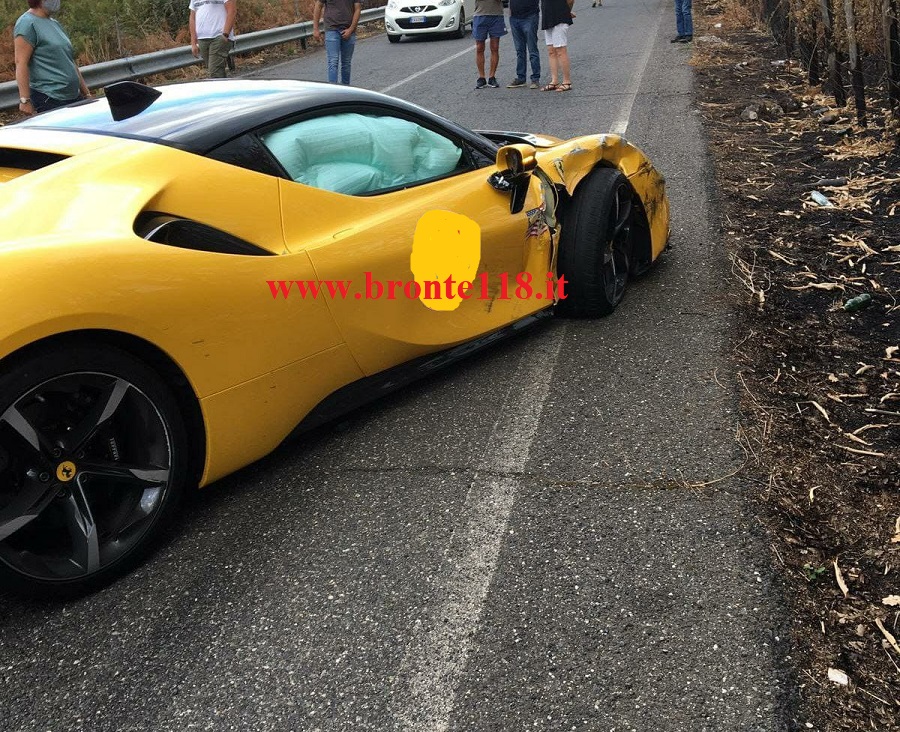 LINGUAGLOSSA: FERRARI SI SCONTRA CONTRO UNA JEEP CHE SI RIBALTA -LE FOTO