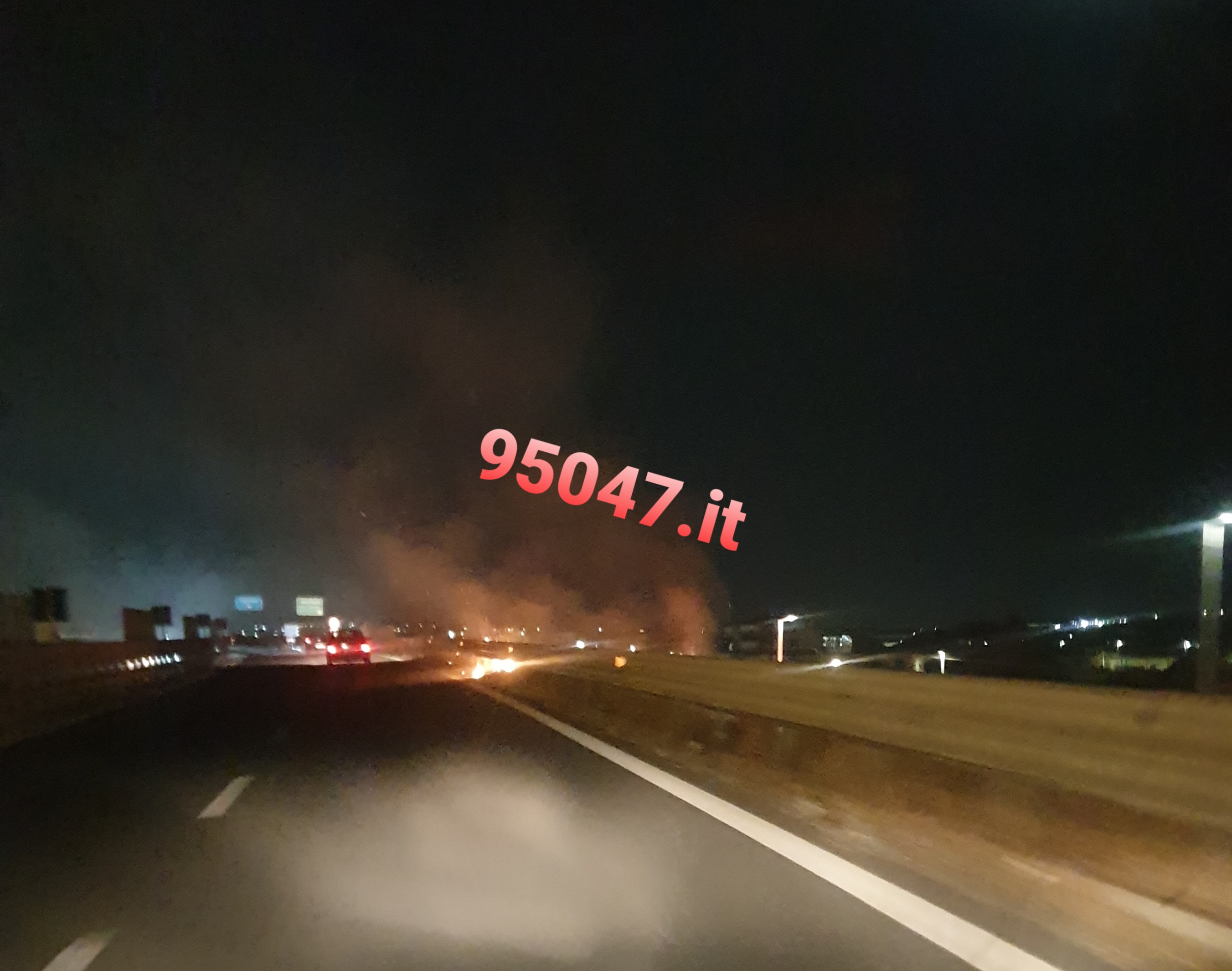 STERPAGLIE A FUOCO VICINO LA SS121, FUMO LUNGO LE CARREGGIATE. INTERVENTO DEI VVF