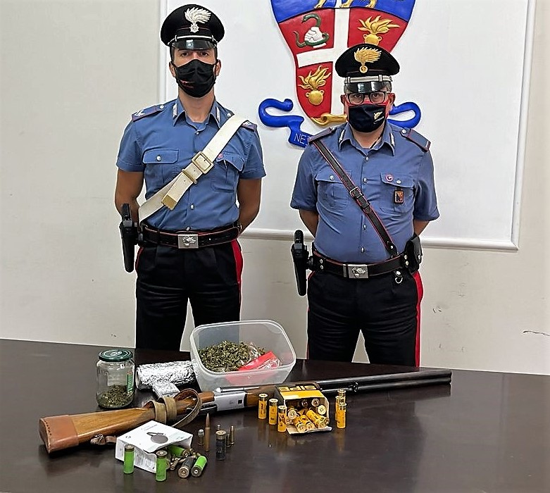 BIANCAVILLA. NASCONDEVA DROGA E MUNIZIONI IN CASA: DENUNCIATO