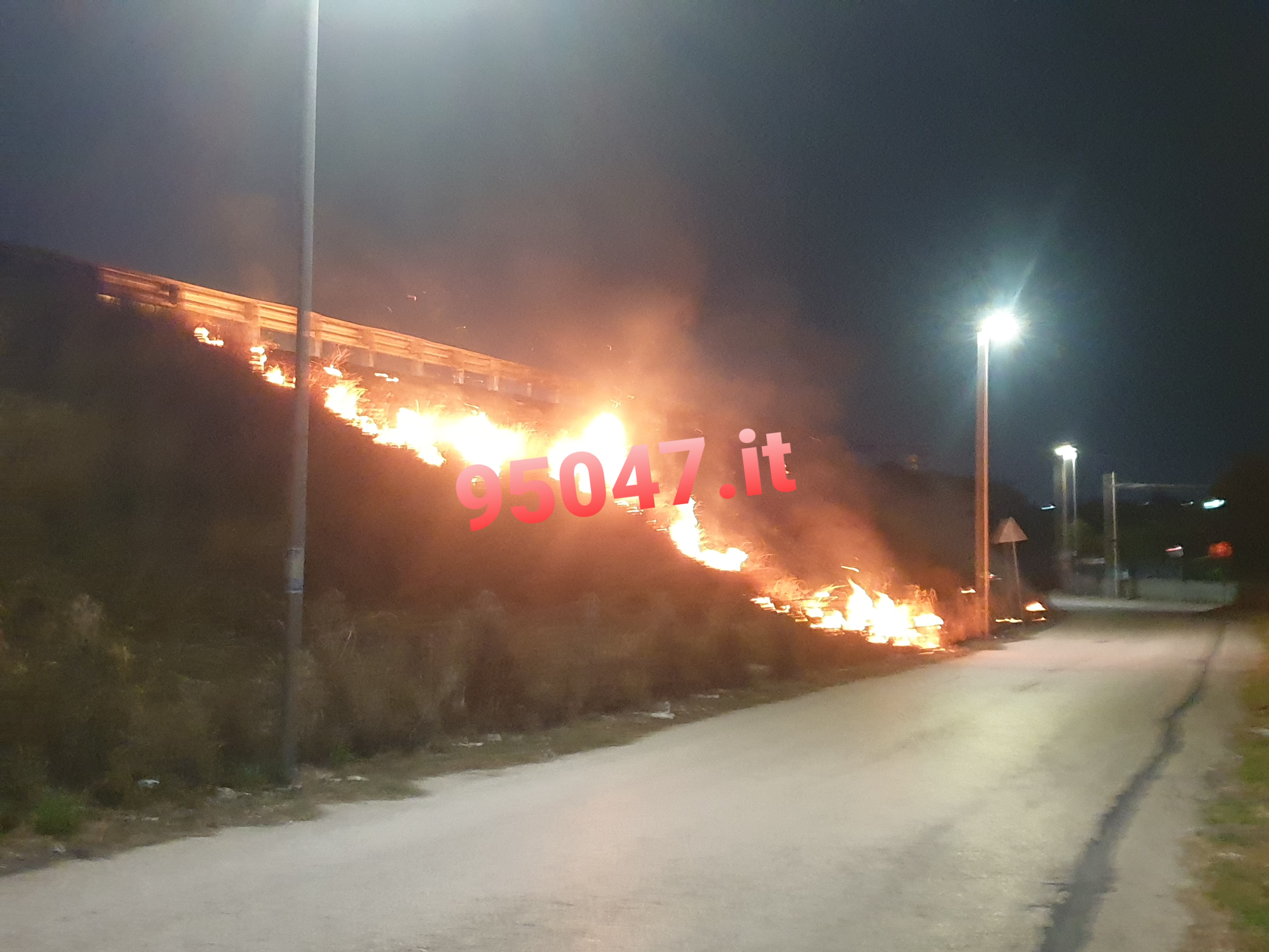 STERPAGLIE A FUOCO VICINO LA SS121, FUMO LUNGO LE CARREGGIATE. INTERVENTO DEI VVF