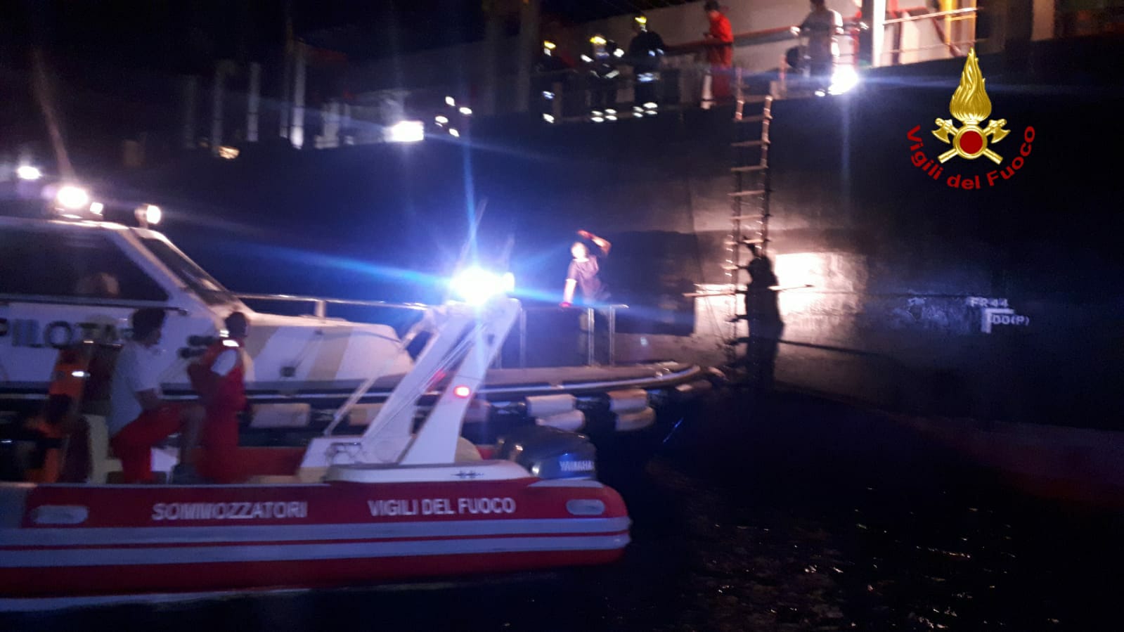 PAURA IERI AL PORTO DI CATANIA, FIAMME IN UN CONTAINER CONTENENTE FOSFORO GIALLO SU NAVE LIBERIANA