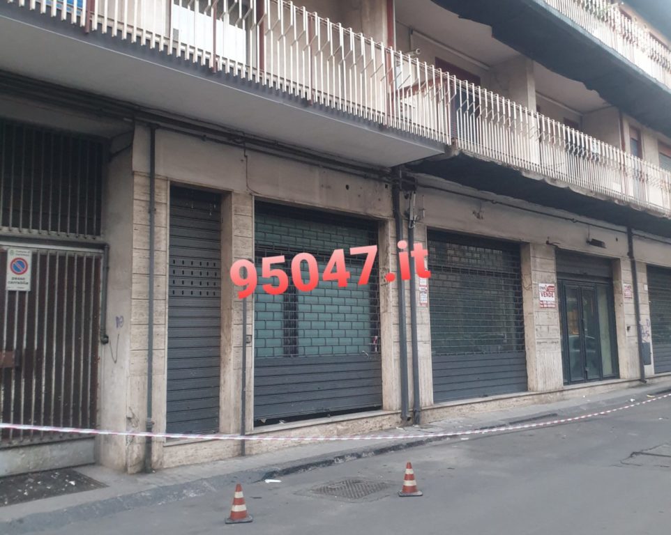 PATERNÒ: CADUTA CALCINACCI IN VIA PETRARCA