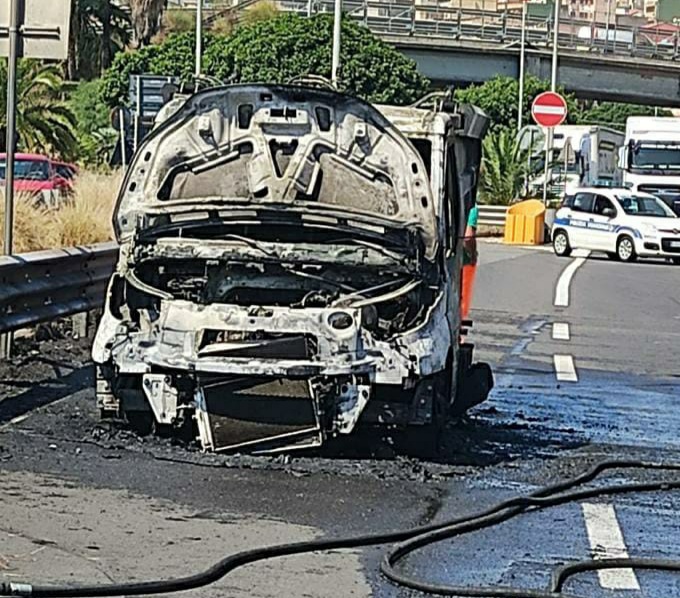 IN FIAMME MEZZO PER LA RACCOLTA DEI RIFIUTI SULLA SS121