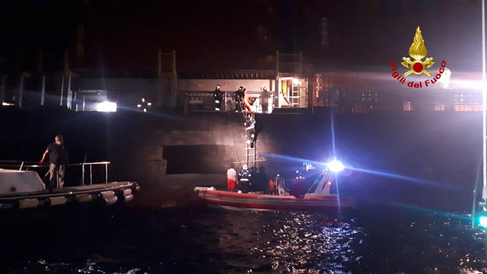 PAURA IERI AL PORTO DI CATANIA, FIAMME IN UN CONTAINER CONTENENTE FOSFORO GIALLO SU NAVE LIBERIANA
