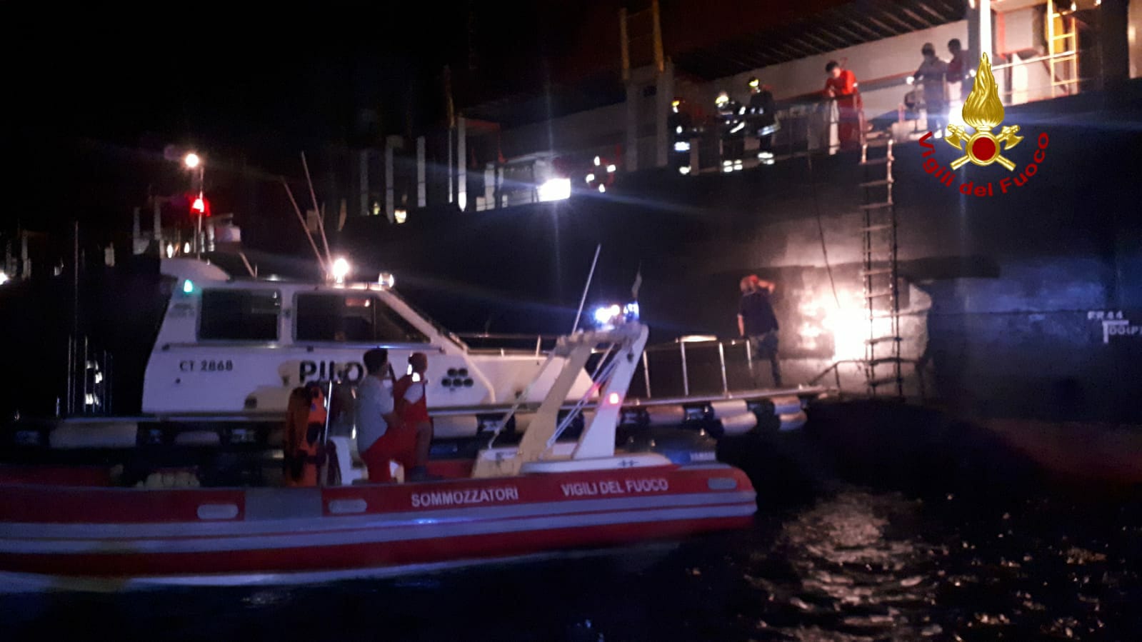 PAURA IERI AL PORTO DI CATANIA, FIAMME IN UN CONTAINER CONTENENTE FOSFORO GIALLO SU NAVE LIBERIANA