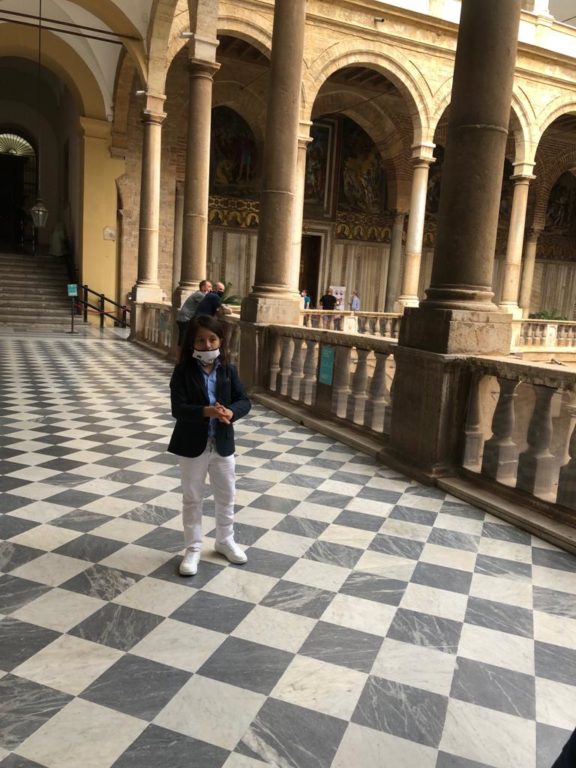 PALERMO, GIOVANE PATERNESE INCONTRA IL PRESIDENTE DELLA REGIONE E GLI DONA UNA DECORAZIONE CHE RAFFIGURA UNA PARTE DI PATERNO' - LE FOTO