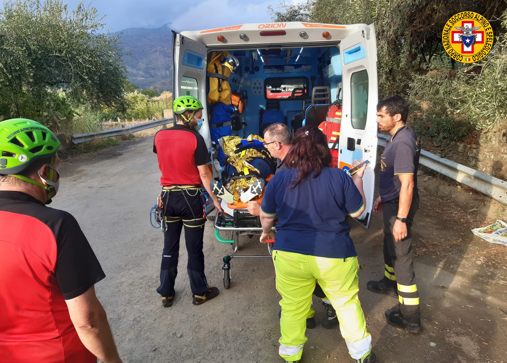 DONNA FA UN VOLO DI 10 METRI E PRECIPITA NEL FIUME ALCANTARA, SALVATA DAI VIGILI DEL FUOCO