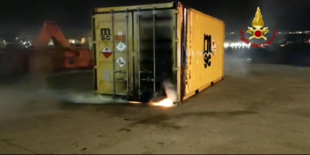 PAURA IERI AL PORTO DI CATANIA, FIAMME IN UN CONTAINER CONTENENTE FOSFORO GIALLO SU NAVE LIBERIANA