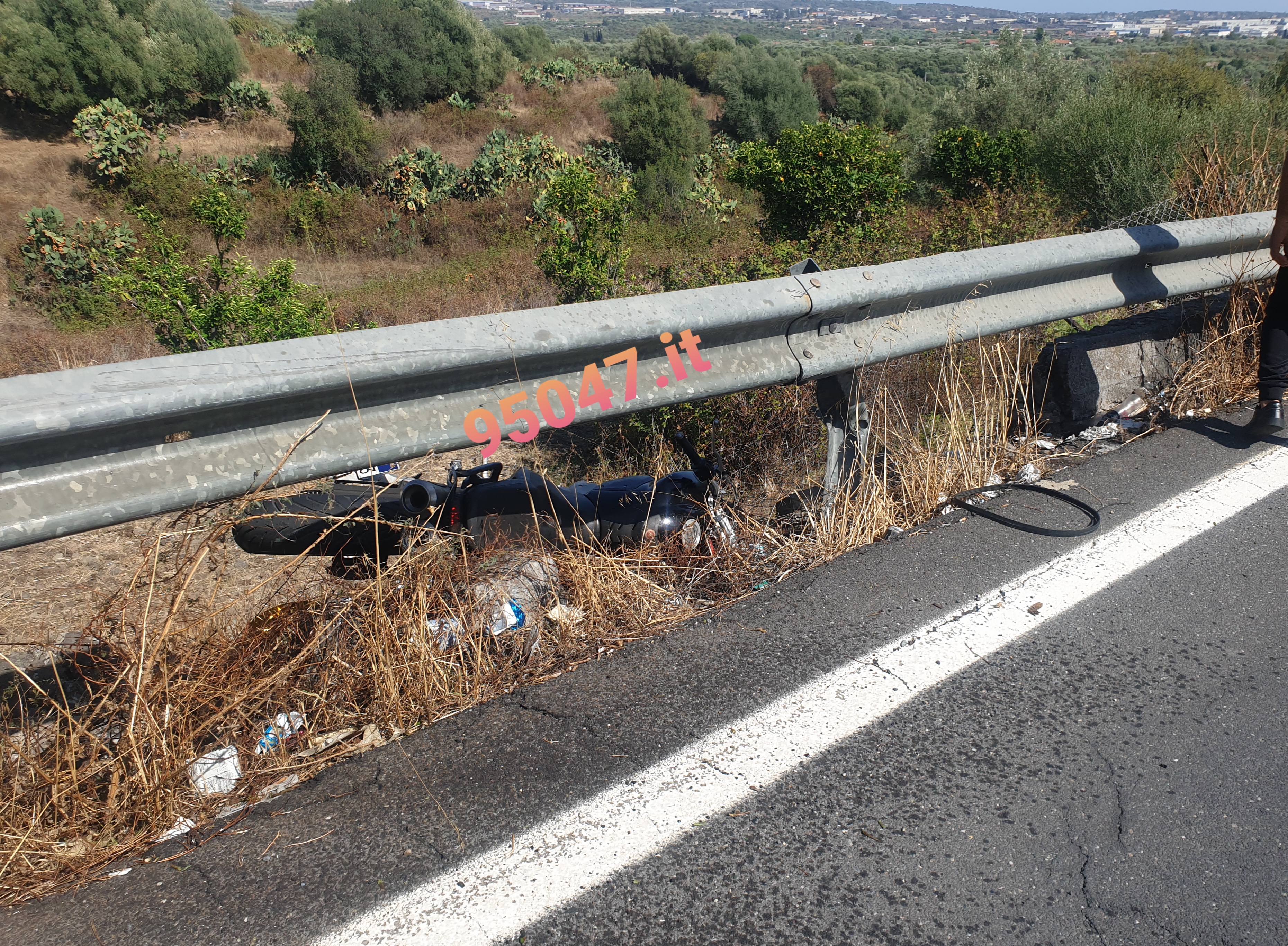 GRAVE INCIDENTE IERI POMERIGGIO A BELPASSO, SI SCHIANTA CONTRO IL GUARDRAIL E LA MOTO SI SPEZZA IN DUE