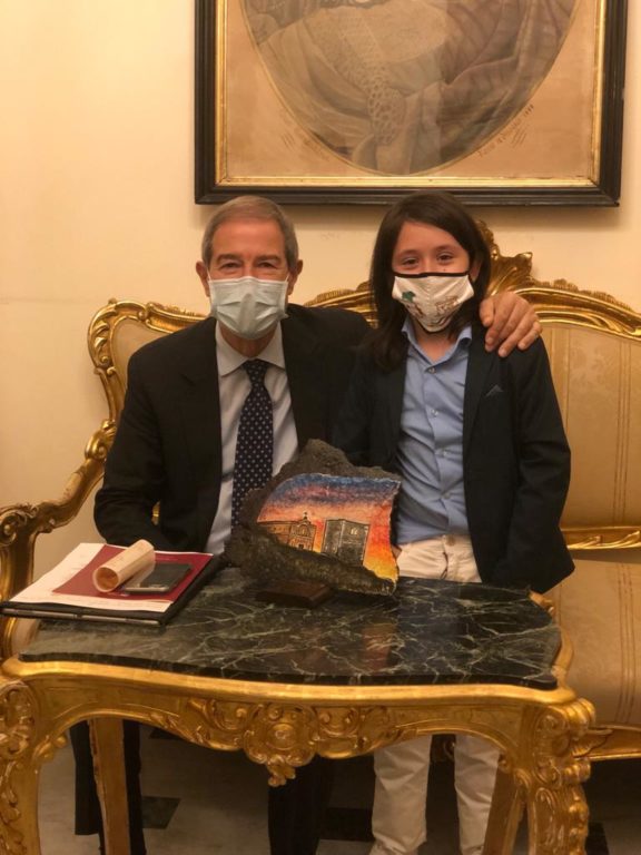 PALERMO, GIOVANE PATERNESE INCONTRA IL PRESIDENTE DELLA REGIONE E GLI DONA UNA DECORAZIONE CHE RAFFIGURA UNA PARTE DI PATERNO' - LE FOTO
