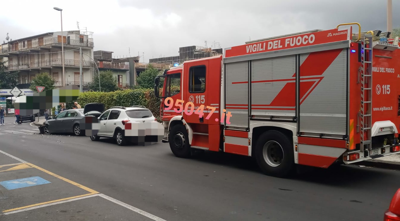 SAN GIOVANNI LA PUNTA: VIOLENTO SCONTRO TRA DUE AUTO