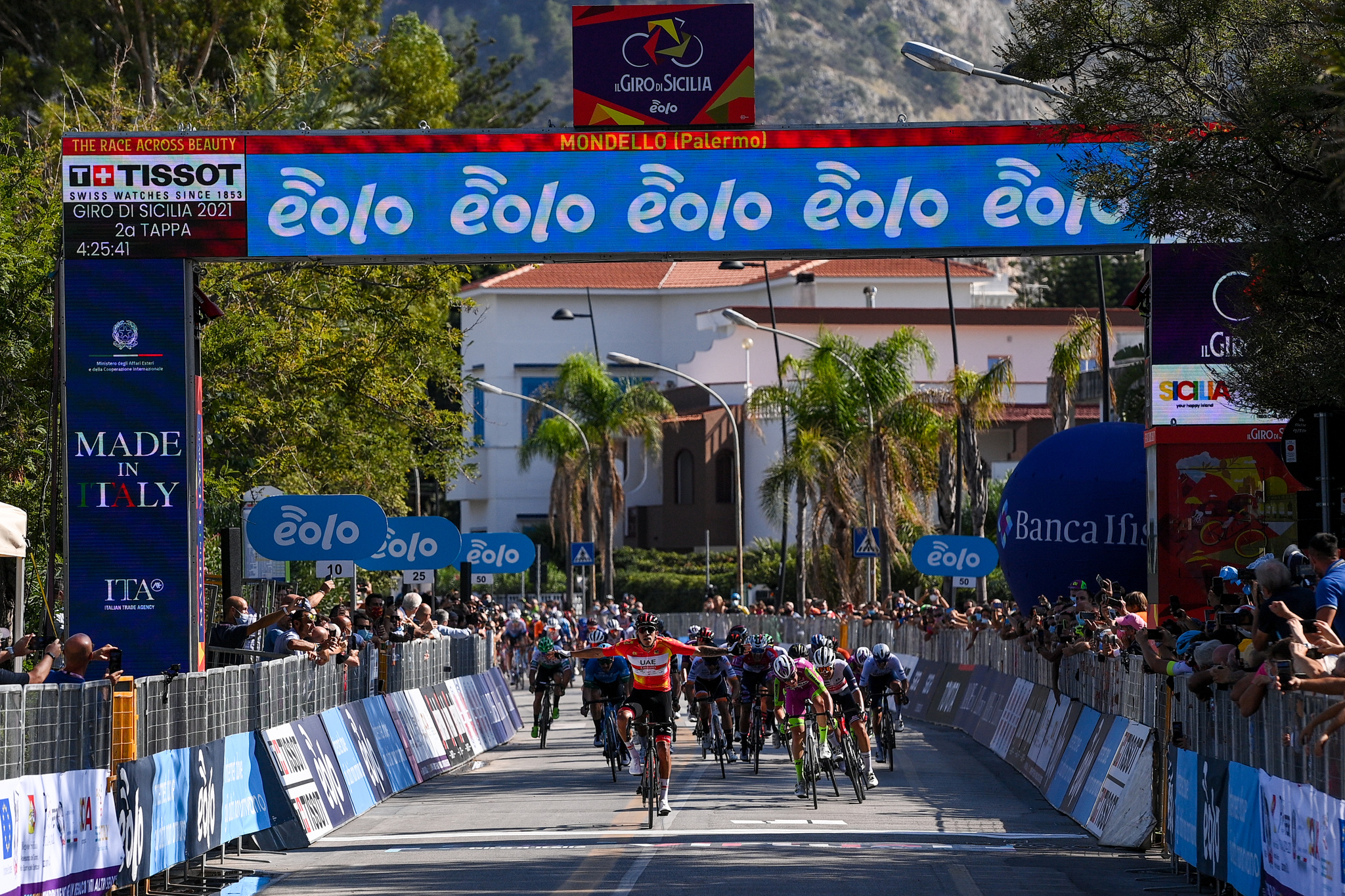 GIRO DI SICILIA, MOLANO FA IL BIS IN VOLATA A MONDELLO