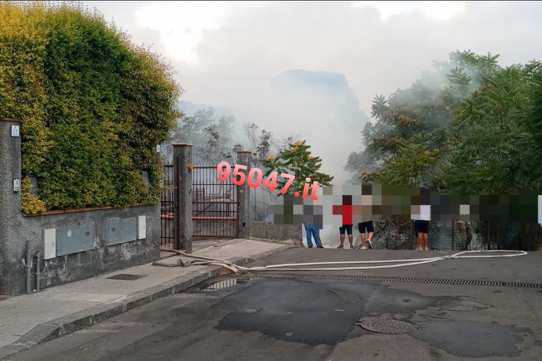 INCENDIO A RAGALNA, PAURA PER LE FIAMME VICINO ALLE VILLETTE