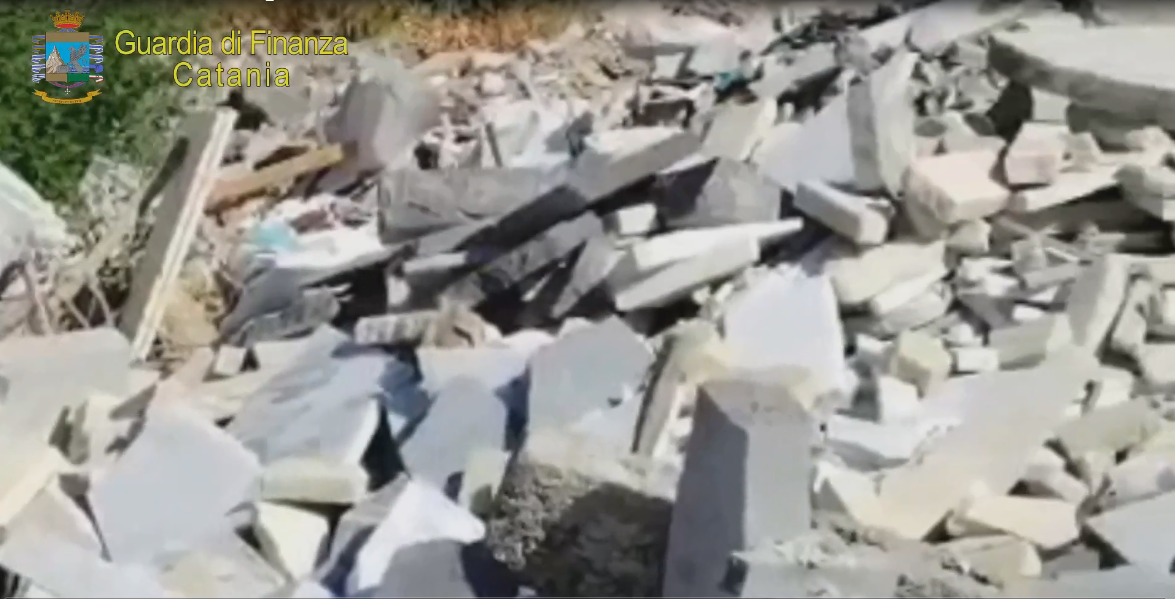 DISCARICA INCONTROLLATA DI RIFIUTI SPECIALI SCOPERTA A MOTTA S. ANASTASIA. SEQUESTRATA UN’AREA DI OLTRE 3.000 METRI QUADRI E CINQUE CAPANNONI ABUSIVI.