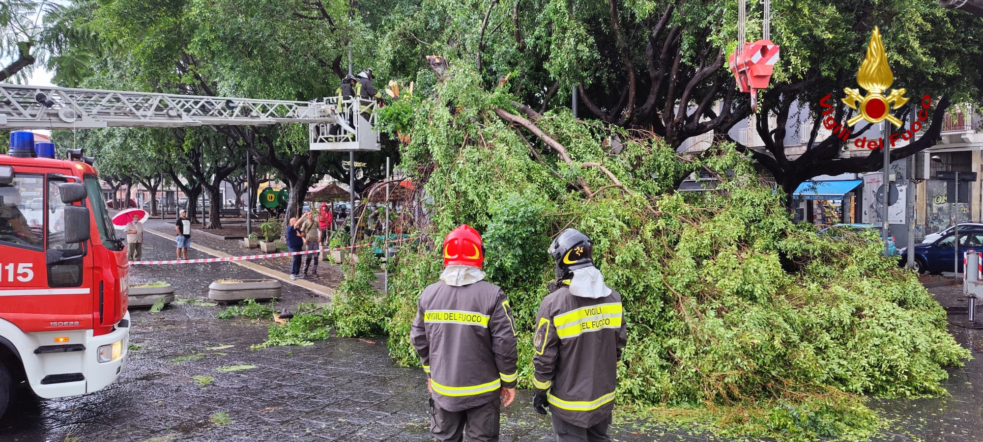 TROMBA D’ARIA A CATANIA, CENTINAIA LE CHIAMATE GIUNTE ALLA SALA OPERATIVA DEI VIGILI DEL FUOCO