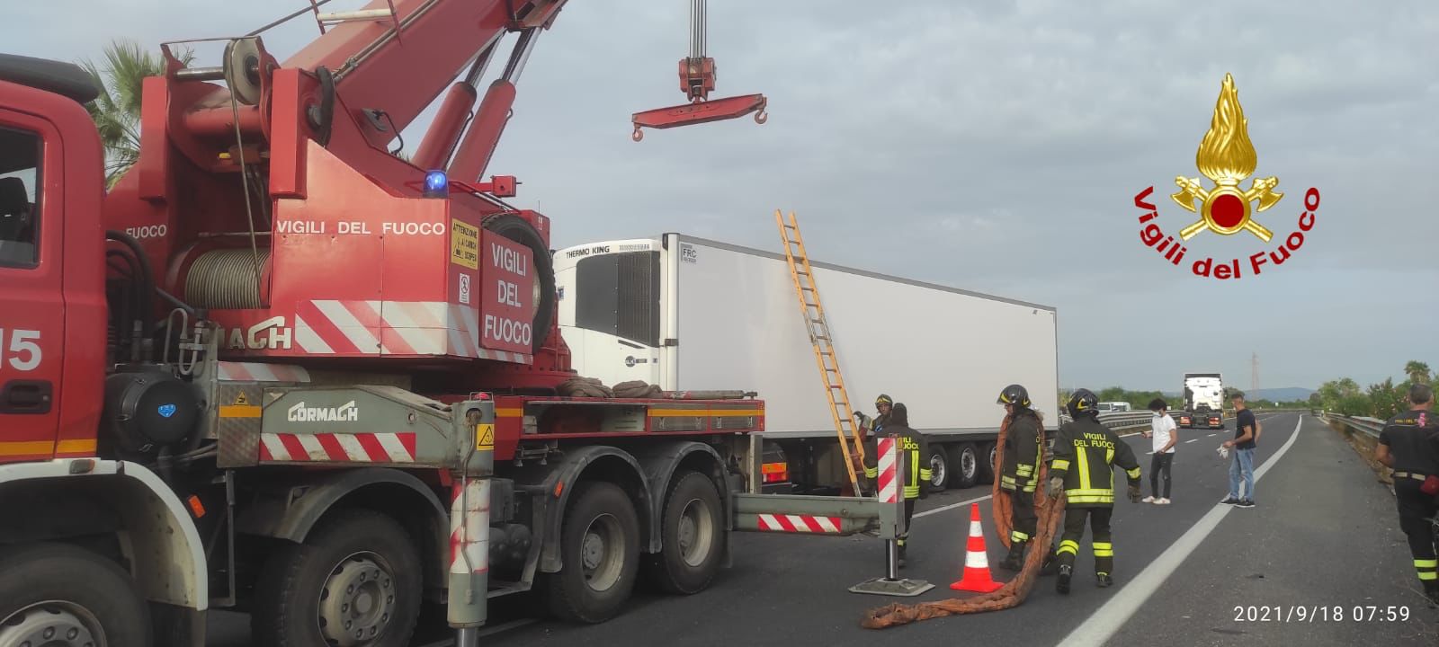 TIR FINISCE CONTRO UN GUARD-RAIL SULLA SIRACUSA CATANIA, FERITO CONDUCENTE
