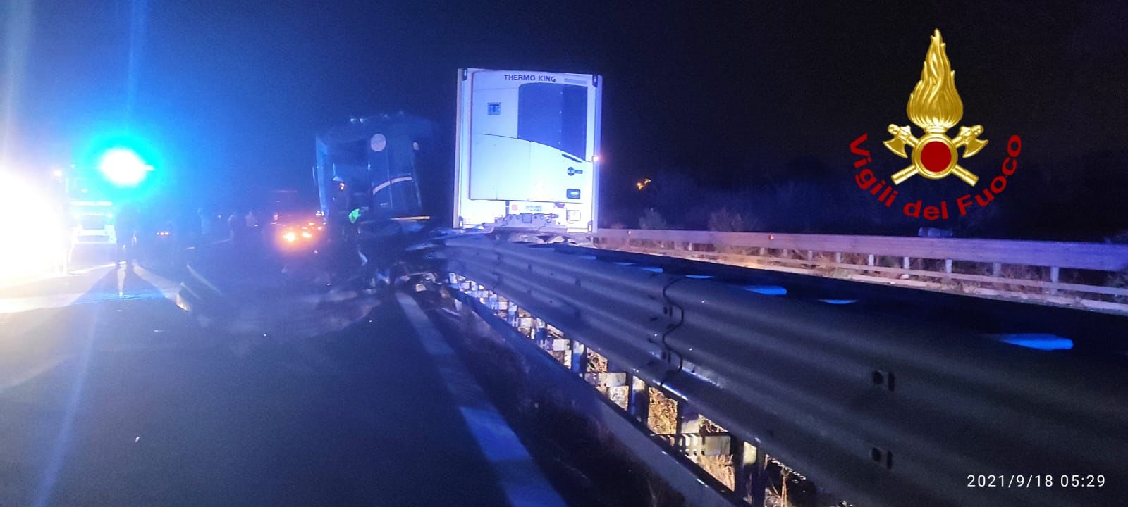 TIR FINISCE CONTRO UN GUARD-RAIL SULLA SIRACUSA CATANIA, FERITO CONDUCENTE