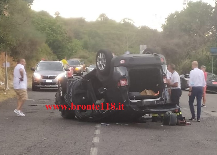 LINGUAGLOSSA: FERRARI SI SCONTRA CONTRO UNA JEEP CHE SI RIBALTA -LE FOTO