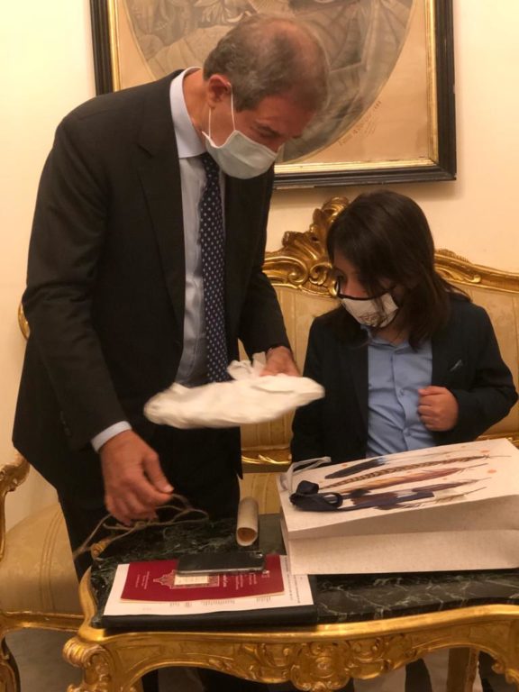 PALERMO, GIOVANE PATERNESE INCONTRA IL PRESIDENTE DELLA REGIONE E GLI DONA UNA DECORAZIONE CHE RAFFIGURA UNA PARTE DI PATERNO' - LE FOTO