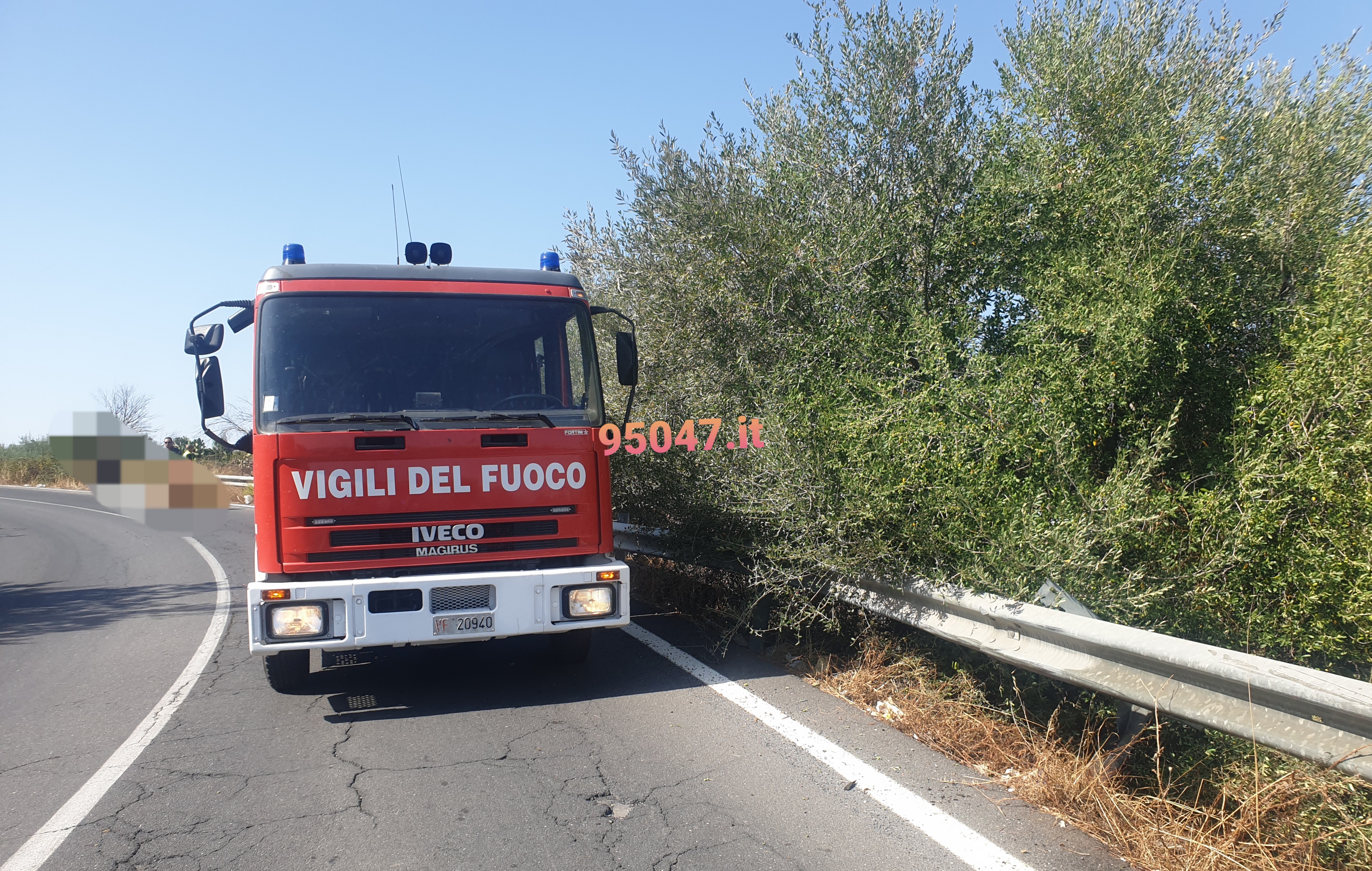 BELPASSO. LA MOTO SI SPEZZA NELL'INCIDENTE. DUE FERITI