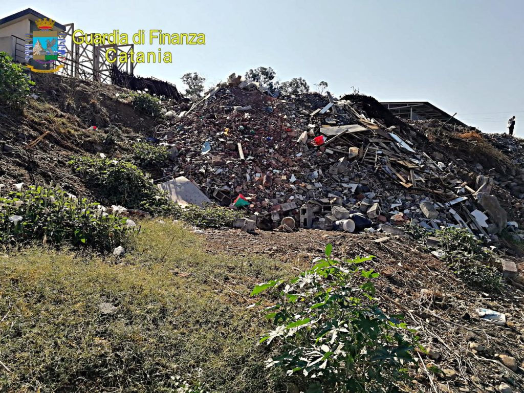 DISCARICA INCONTROLLATA DI RIFIUTI SPECIALI SCOPERTA A MOTTA S. ANASTASIA. SEQUESTRATA UN’AREA DI OLTRE 3.000 METRI QUADRI E CINQUE CAPANNONI ABUSIVI.