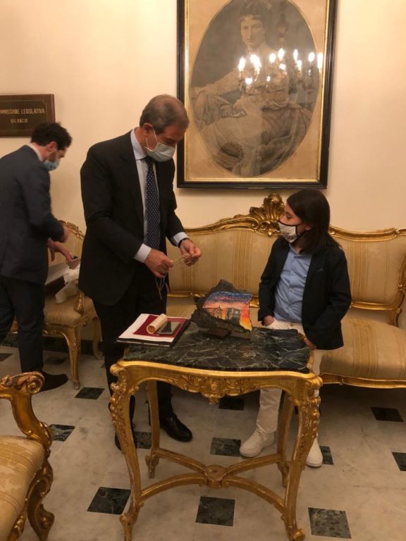 GIOVANE PATERNESE INCONTRA IL PRESIDENTE DELLA REGIONE E GLI DONA UNA DECORAZIONE CHE RAFFIGURA UNA PARTE DI PATERNO’ – LE FOTO
