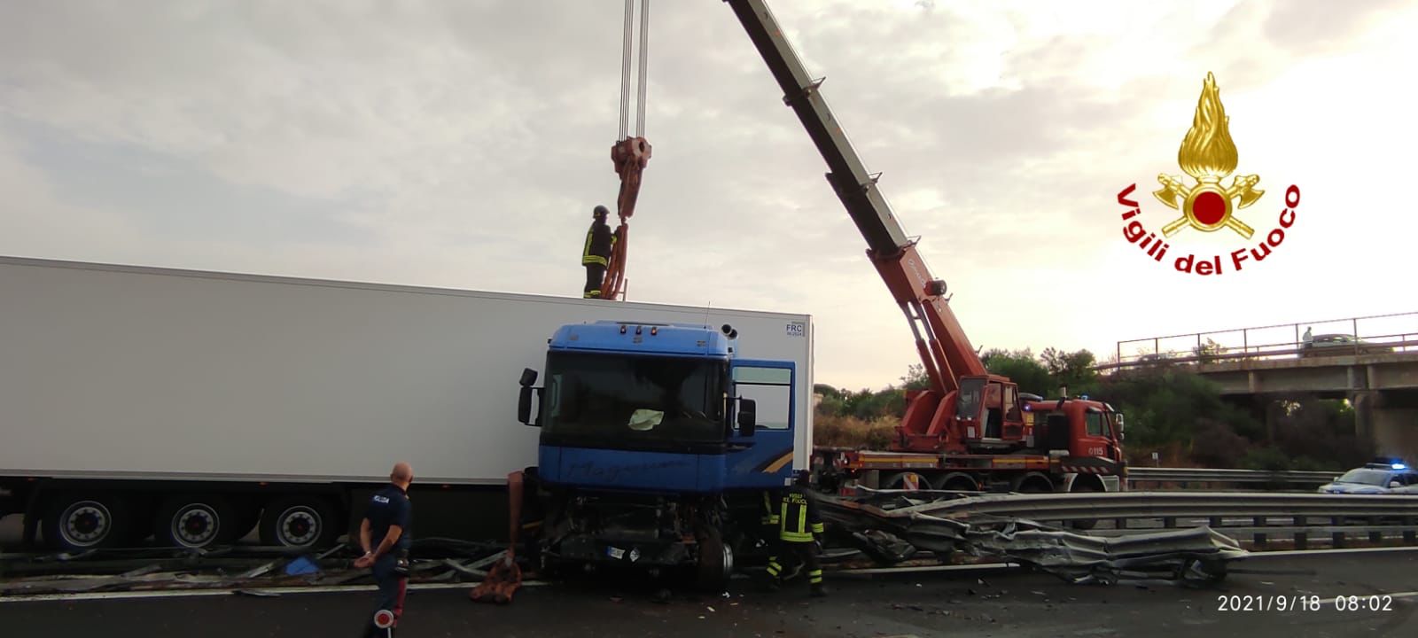 TIR FINISCE CONTRO UN GUARD-RAIL SULLA SIRACUSA CATANIA, FERITO CONDUCENTE