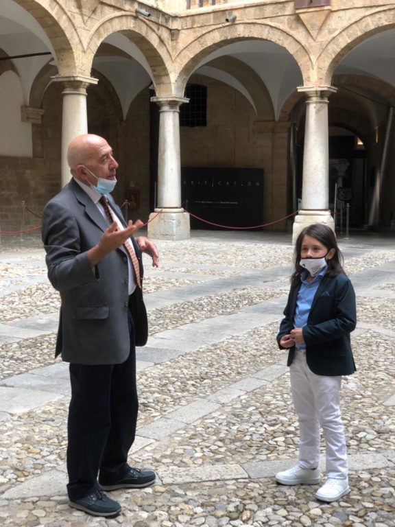 GIOVANE PATERNESE INCONTRA IL PRESIDENTE DELLA REGIONE E GLI DONA UNA DECORAZIONE CHE RAFFIGURA UNA PARTE DI PATERNO’ – LE FOTO