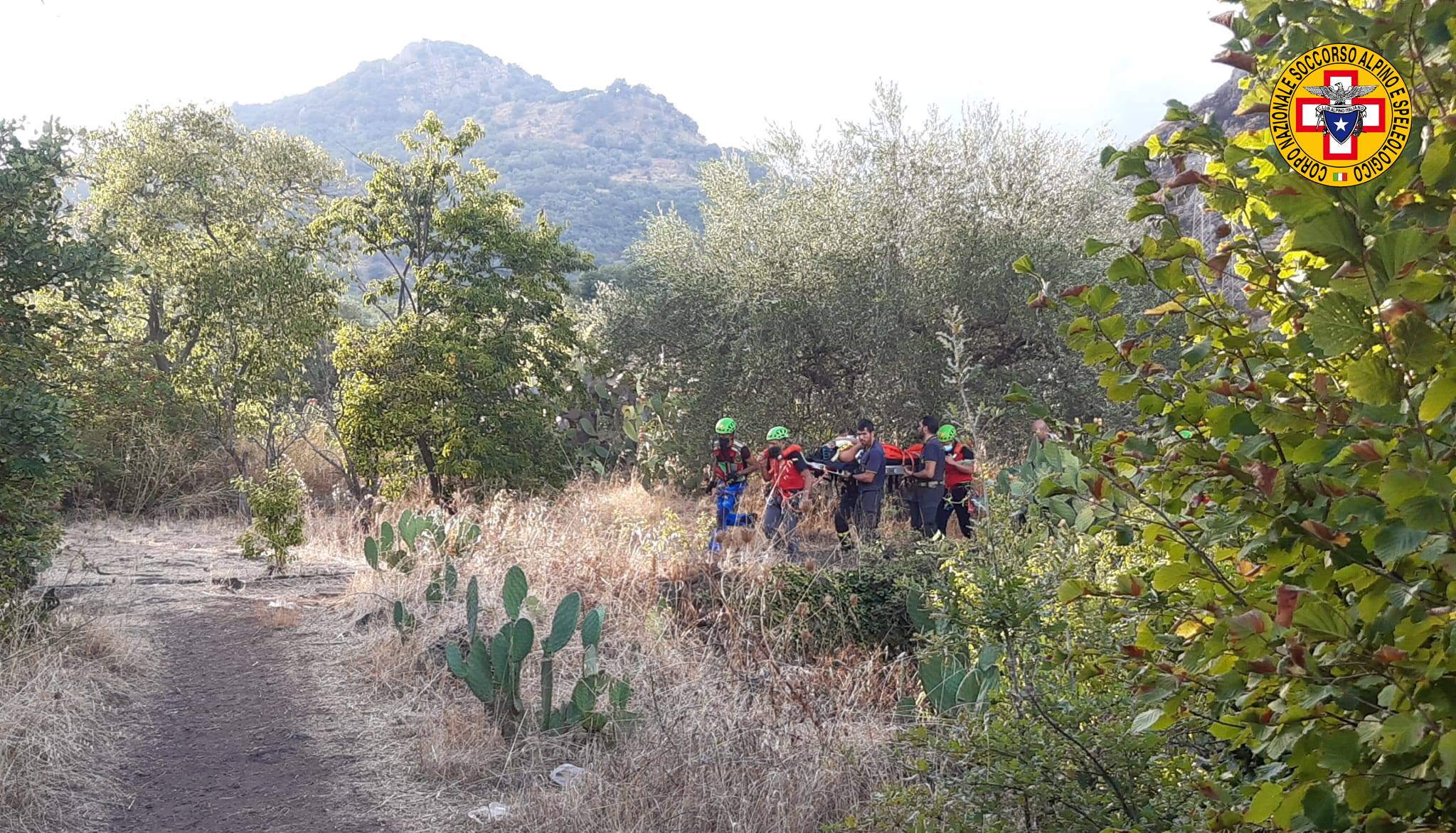 DONNA FA UN VOLO DI 10 METRI E PRECIPITA NEL FIUME ALCANTARA, SALVATA DAI VIGILI DEL FUOCO