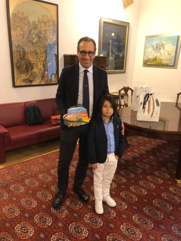 PALERMO, GIOVANE PATERNESE INCONTRA IL PRESIDENTE DELLA REGIONE E GLI DONA UNA DECORAZIONE CHE RAFFIGURA UNA PARTE DI PATERNO' - LE FOTO