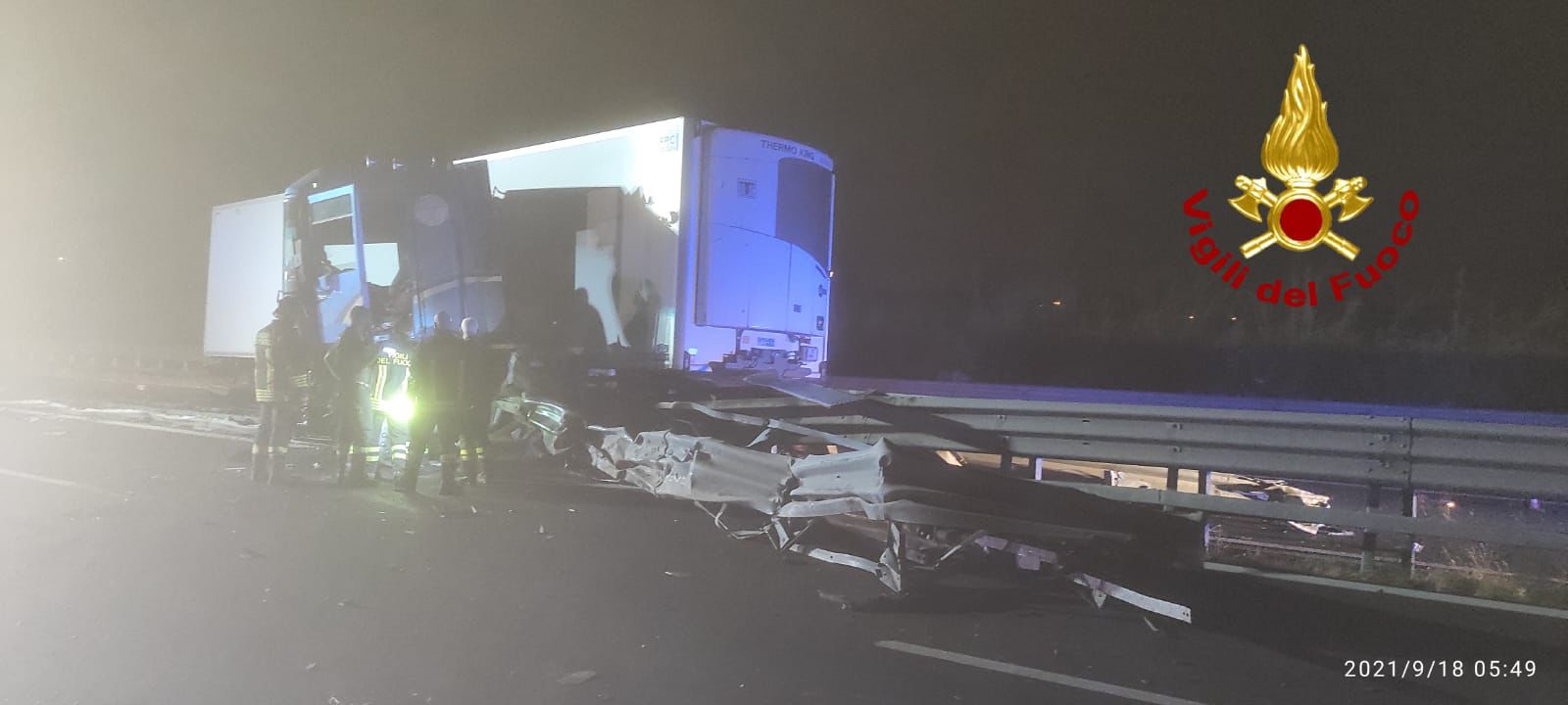 TIR FINISCE CONTRO UN GUARD-RAIL SULLA SIRACUSA CATANIA, FERITO CONDUCENTE