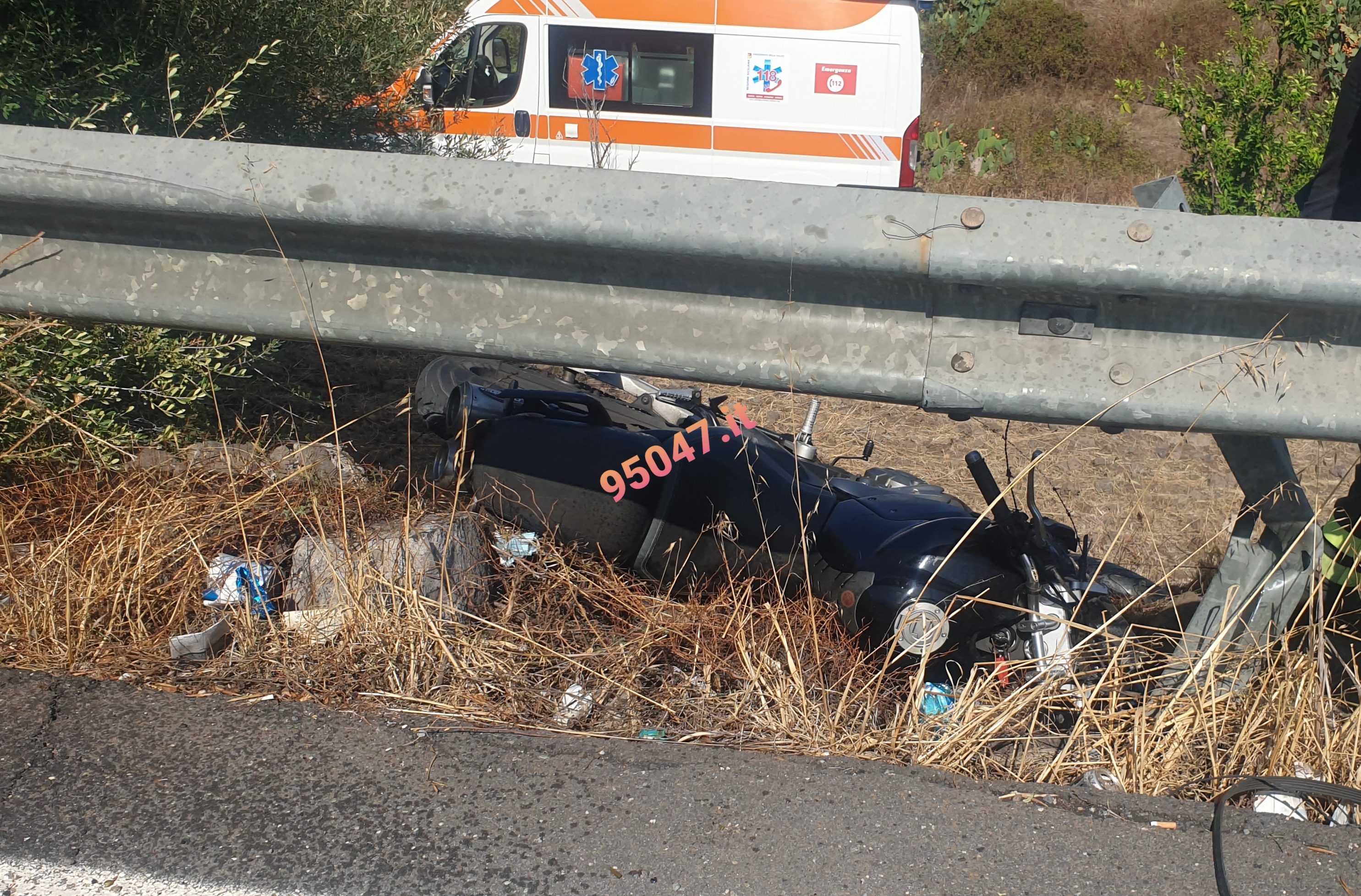 BELPASSO. GRAVE INCIDENTE LA MOTO SI SPEZZA IN DUE, INTERVENTO DELL'ELISOCCORSO