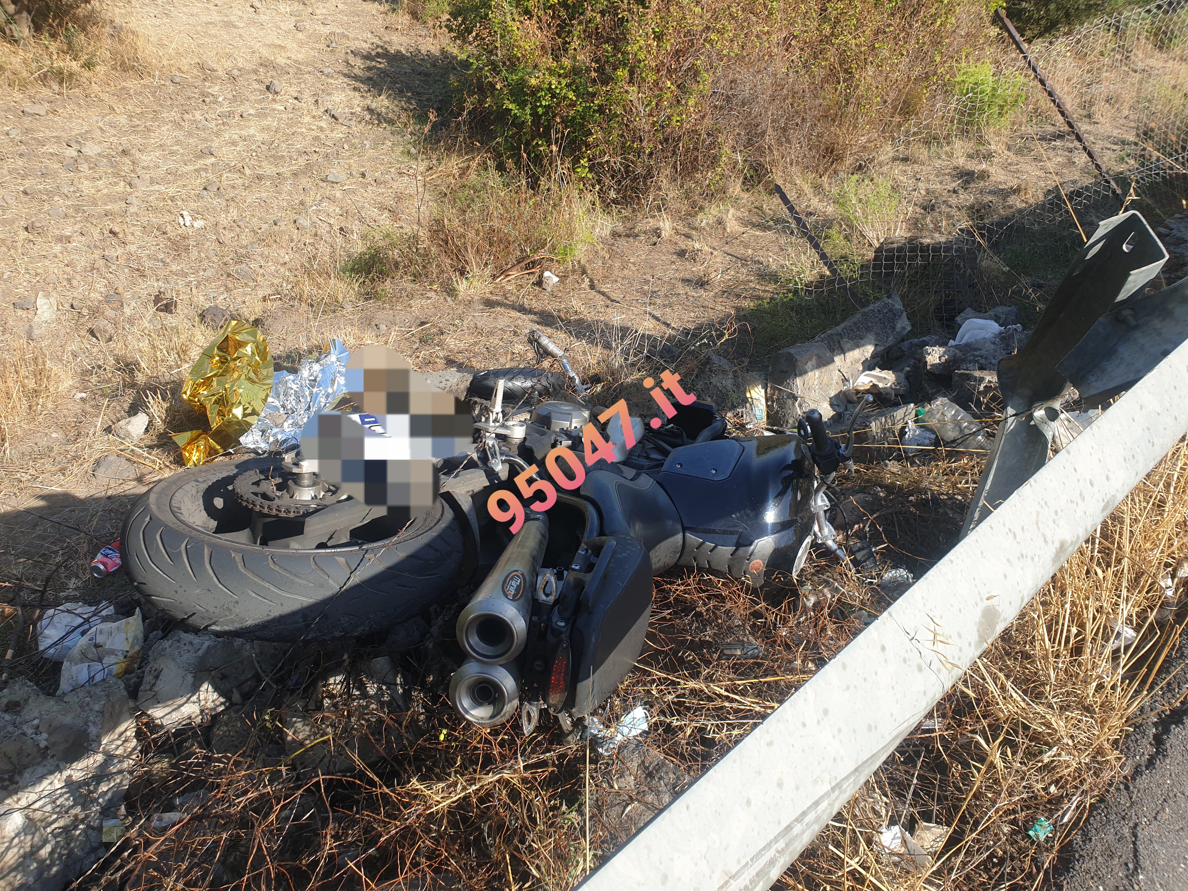 BELPASSO. GRAVE INCIDENTE LA MOTO SI SPEZZA IN DUE, INTERVENTO DELL'ELISOCCORSO