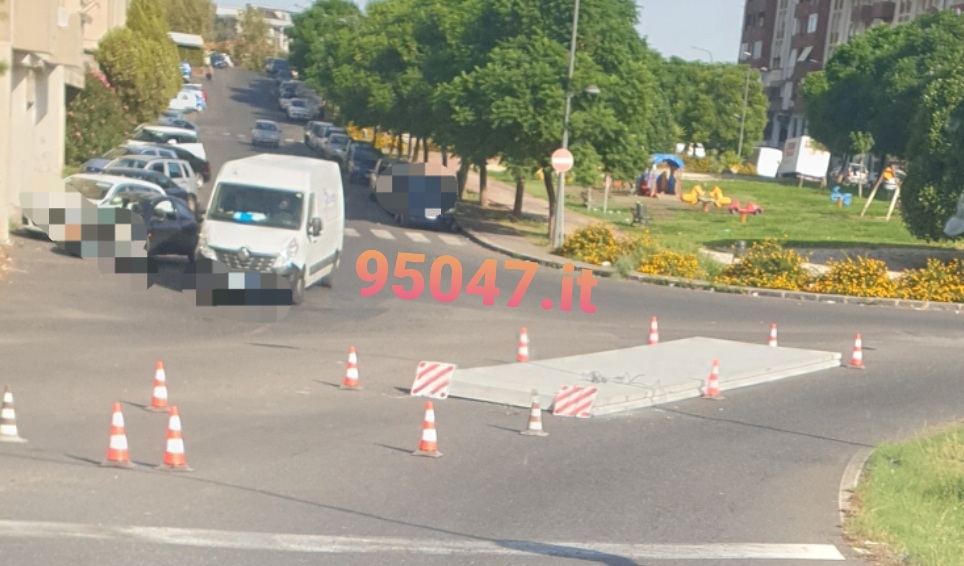 PERICOLO QUESTA MATTINA AL VIALE DEI PLATANI: LA LASTRA CADE DAL TIR