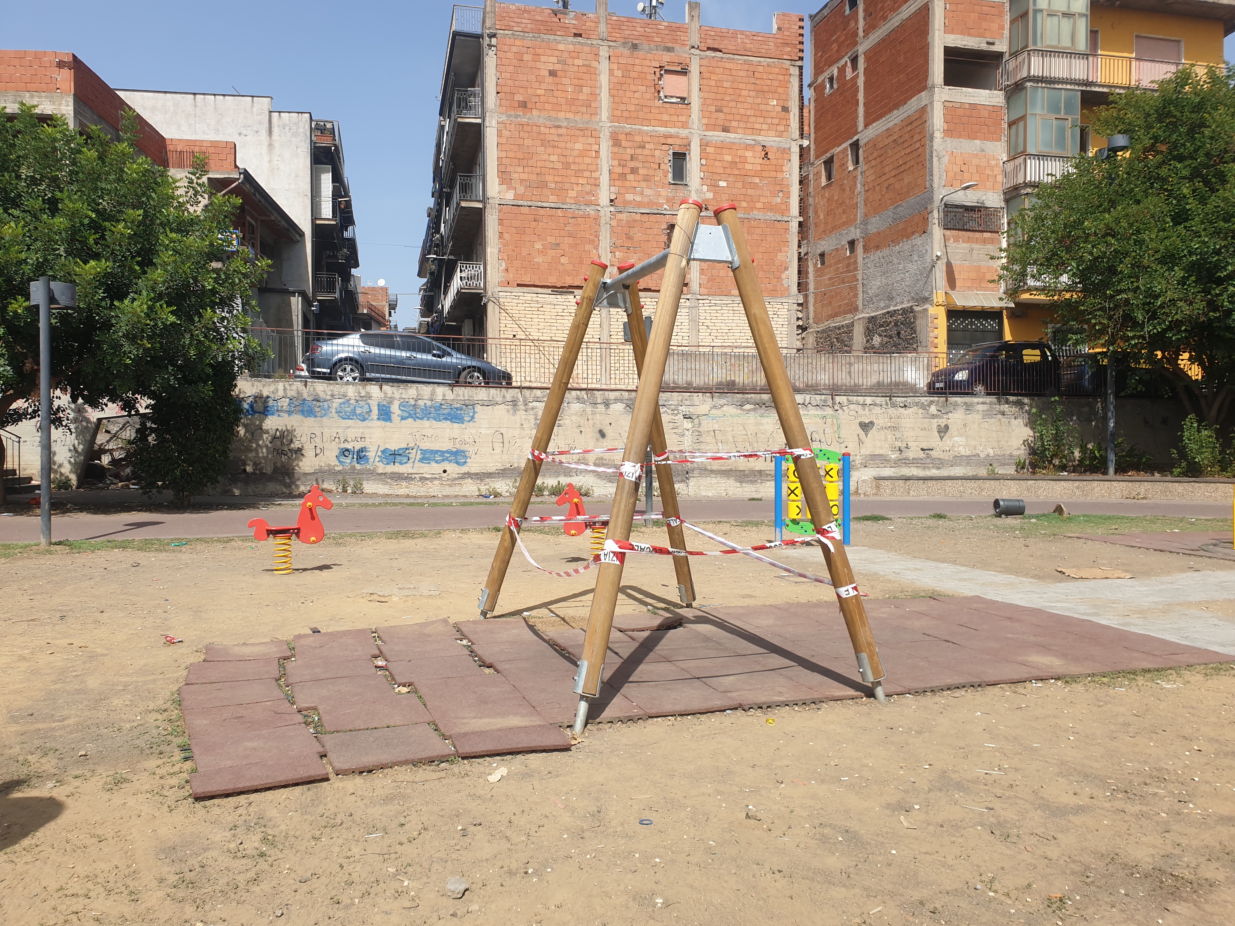 PATERNO', VANDALI IN PIAZZA ALDO MORO : DANNEGGIATE LE ALTALENE DEL PARCO GIOCHI