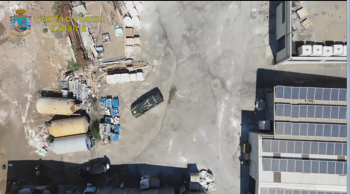 DISCARICA INCONTROLLATA DI RIFIUTI SPECIALI SCOPERTA A MOTTA S. ANASTASIA. SEQUESTRATA UN’AREA DI OLTRE 3.000 METRI QUADRI E CINQUE CAPANNONI ABUSIVI.