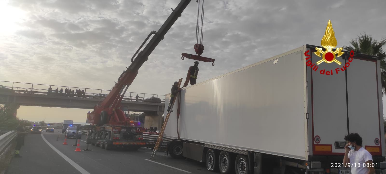 TIR FINISCE CONTRO UN GUARD-RAIL SULLA SIRACUSA CATANIA, FERITO CONDUCENTE