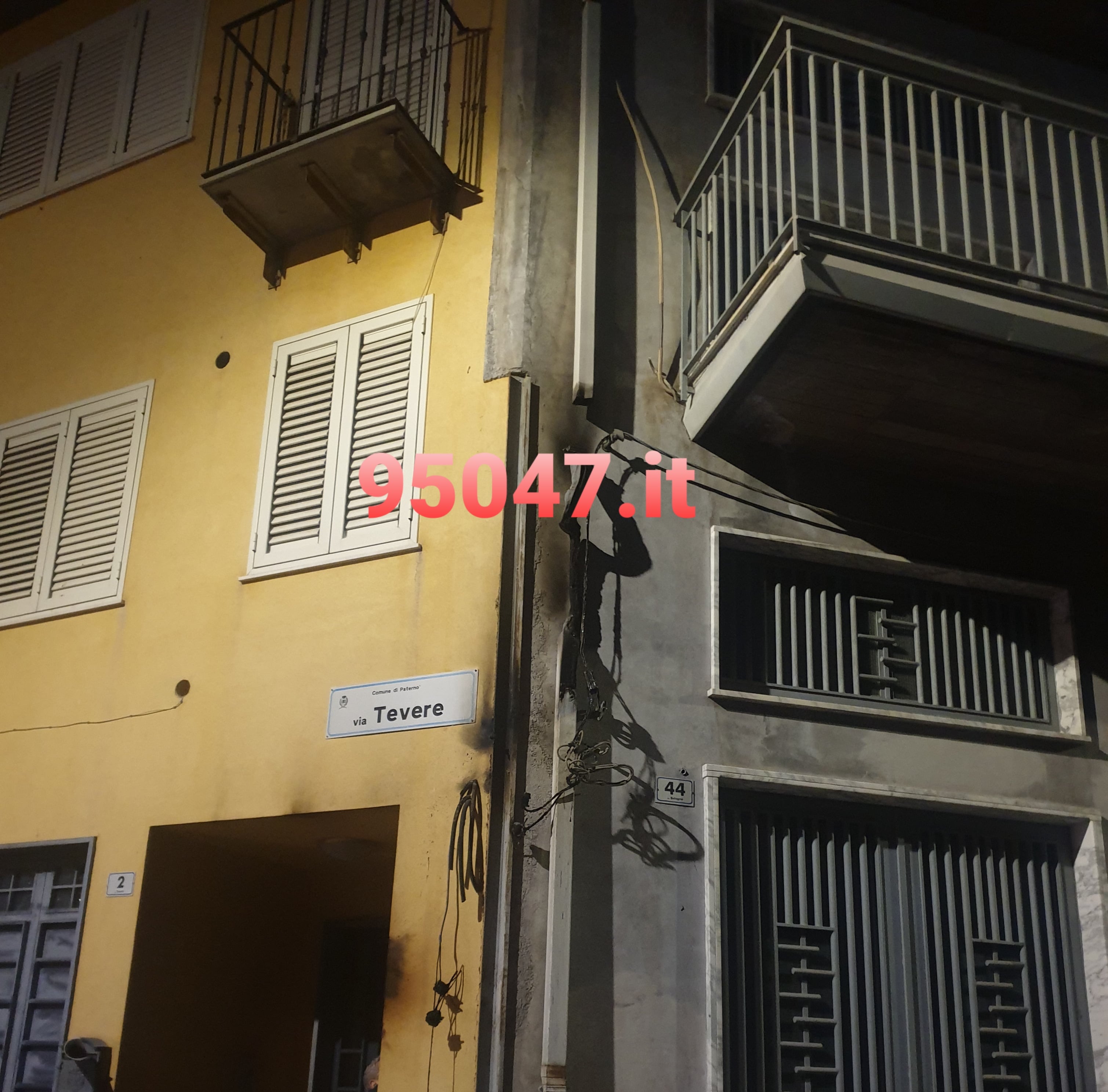 PATERNÒ: SCINTILLE E FIAMME DAI CAVI ELETTRICI, INTERVENGONO I VIGILI DEL FUOCO