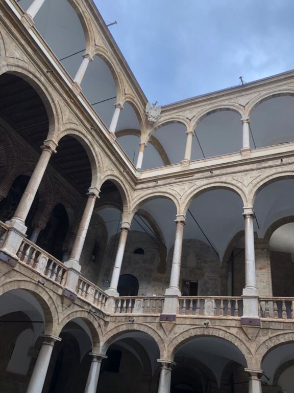 PALERMO, GIOVANE PATERNESE INCONTRA IL PRESIDENTE DELLA REGIONE E GLI DONA UNA DECORAZIONE CHE RAFFIGURA UNA PARTE DI PATERNO' - LE FOTO