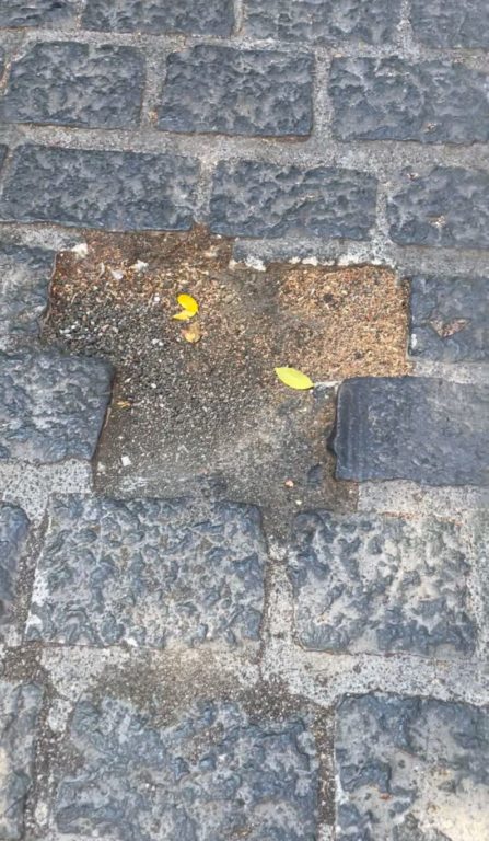 PATERNO': BUCHE IN VIA MONCADA: LA SEGNALAZIONE DI UNA NOSTRA LETTRICE