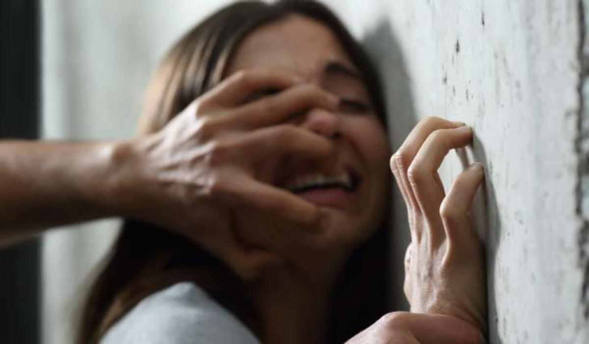 CATANIA, PICCHIA L’EX MOGLIE ALL’USCITA DI SCUOLA DAVANTI LA FIGLIA: ARRESTATO - 