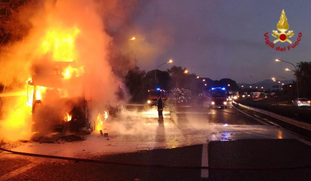 A18, CAMION BISARCA PRENDE FUOCO NEI PRESSI DELLO SVINCOLO DI GIARRE - 