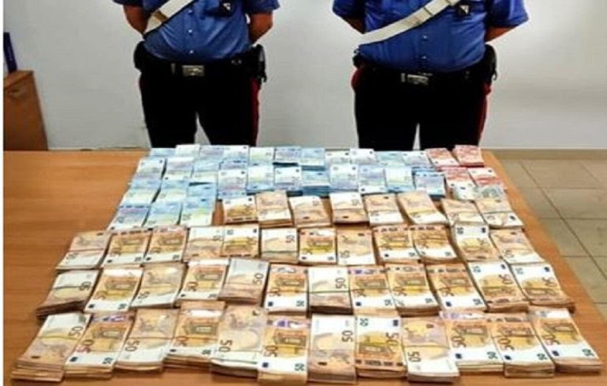 REGGIO CALABRIA: AVEVANO IN CASA 1,5MLN EURO: DUE PENSIONATI DENUNCIATI PER RICICLAGGIO - 