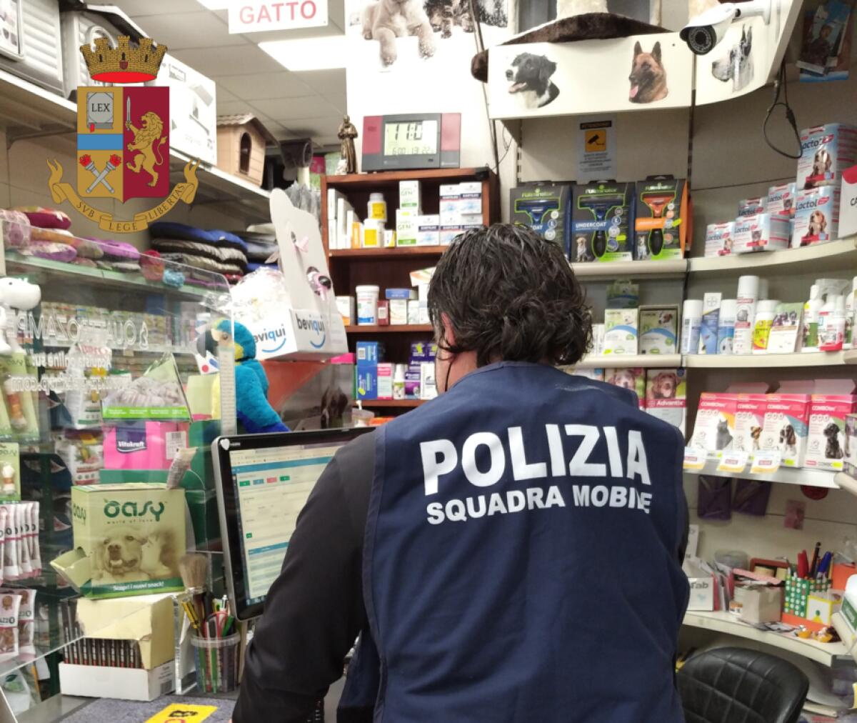 CATANIA, RAPINA A MANO ARMATA IN UN ESERCIZIO COMMERCIALE: FINITO IN MANETTE PLURIPREGIUDICATO CATANESE - 