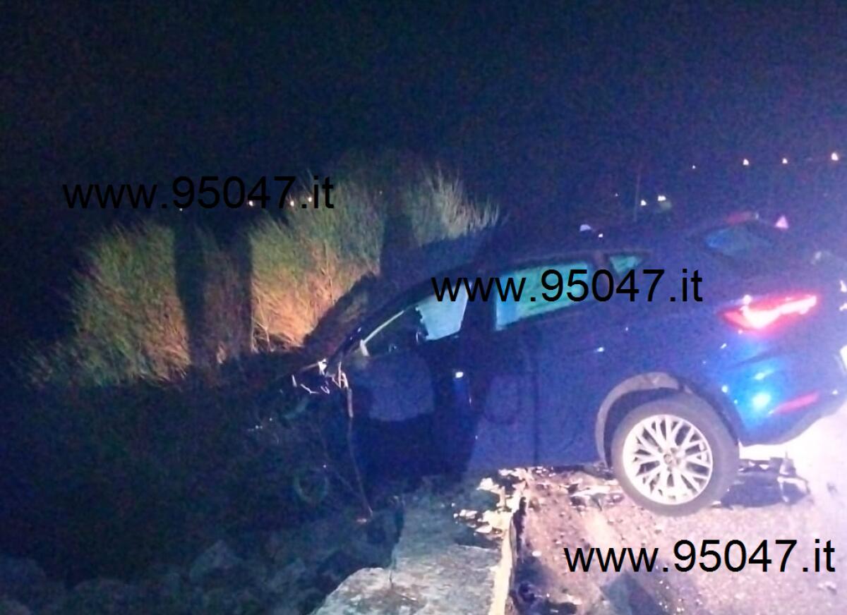 RAGALNA: VIOLENTO SCONTRO TRA DUE AUTO IERI SERA. UN AUTO FINISCE IN BILICO SUL MURETTO - 